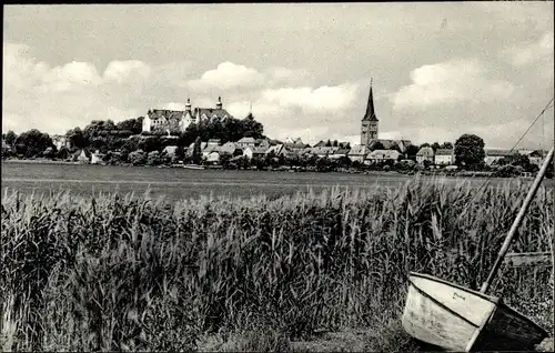 Ak Plön am See Holstein, Blick auf Schloss und Stadt, Uferpartie mit Segelboot