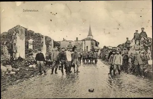 Ak Dannevoux Lothringen Meuse, Deutsche Soldaten zwischen Häuserruinen, Kirche, Zerstörung I. WK