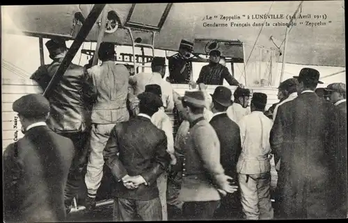 Ak Lunéville Lothringen Meurthe et Moselle, Zeppelin, 3 Avril 1913, Gendarme Francais dans la cabine