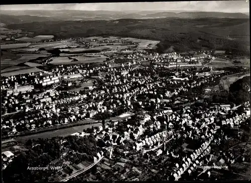 Ak Arnsberg im Sauerland, Fliegeraufnahme, Wohnhäuser, Landschaft, Berge