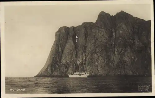 Foto Ak Hornvika Nordkap Norwegen, Dampfer vor Felsklippen