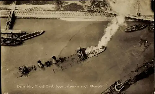 Ak Zeebrugge Westflandern, Beim Angriff versenkte englische Dampfer