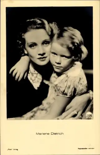 Ak Schauspielerin Marlene Dietrich, Portrait mit kleinem Mädchen