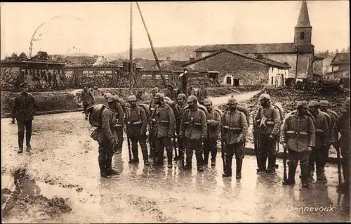 Ak Dannevoux Meuse, Deutsche Soldaten in Uniformen I. WK, Ortsansicht