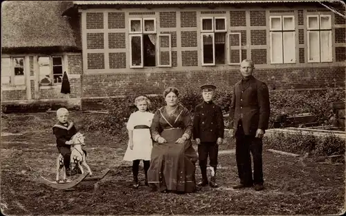 Foto Ak Kakersbeck Ahlerstedt in Niedersachsen, Familie, Schaukelpferd, Gruppenbild