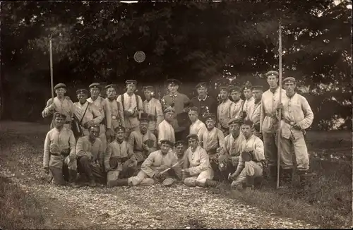 Foto Ak Deutsche Soldaten in Uniformen, Gruppenaufnahme