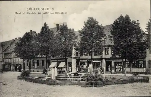 Ak Schleusingen in Thüringen, Markt, Marktbrunnen, Standbild Gräfin v. Henneberg, Bertholdsburg