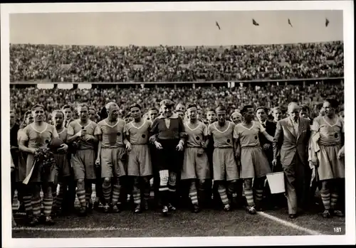 Foto Schalke nach Sieg der deutschen Fußballmeisterschaft, Olympiastadion Berlin, 1940