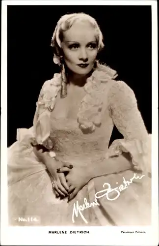 Ak Schauspielerin Marlene Dietrich, Portrait, Kleid