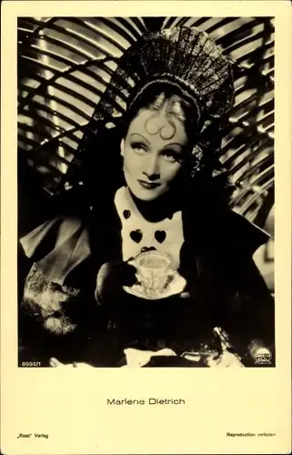 Ak Schauspielerin Marlene Dietrich, Portrait, Ross Verlag Nr. 8992/1