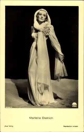 Ak Schauspielerin Marlene Dietrich, Portrait, Ross Verlag 9786/2
