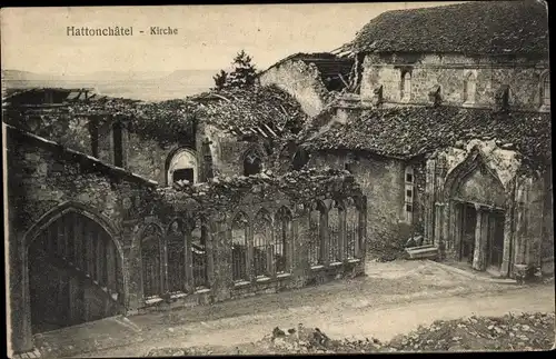 Ak Hattonchatel in Meuse Frankreich, Innenhof der Kirche mit Durchgang, Ruine, 1. WK