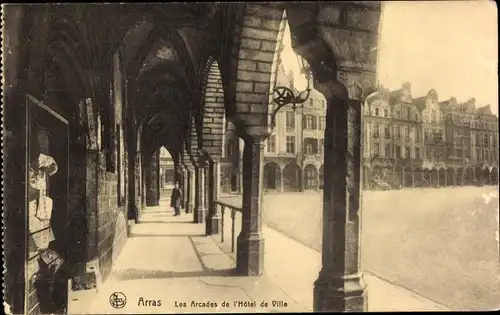 Ak Arras Pas de Calais, Les Arcades de l'Hôtel de Ville, Arkaden am Rathaus