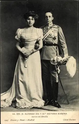 Ak König Alfons XIII. von Spanien, Victoria Eugénie von Battenberg, Portrait, Uniform, Orden