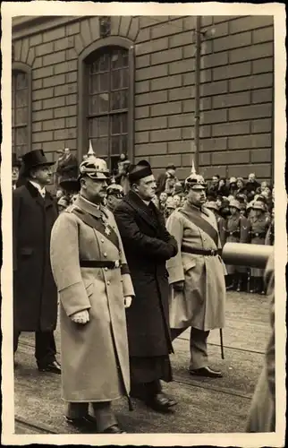 Foto Ak Deutsche Soldaten in Uniformen, Pickelhaube, Geistlicher