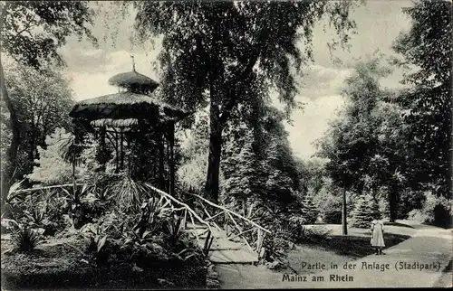 Ak Mainz in Rheinland Pfalz, Partie im Stadtpark, Pavillon, Weg, Mädchen