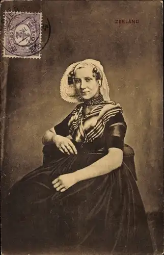 Ak Zeeland Niederlande, Frau in niederländischer Tracht, Sitzportrait