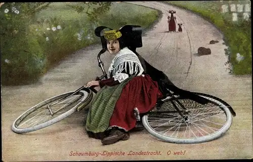 Ak Schaumburg Lippische Landestracht, Frau mit Fahrrad ist gestürzt