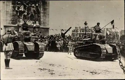 Foto Ak Paris VIII, Siegesparade vor dem Triumphbogen, Panzer, Tanks