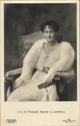 Ak Prinzessin Antonia von Luxemburg, Sitzportrait