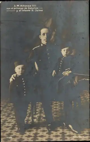 Ak König Alfons XIII von Spanien mit Söhnen, Portrait, Uniform