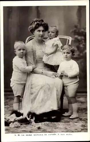 Ak S. M. La Reina Victoria de Espana y sus Hijos, Königin von Spanien, Söhne