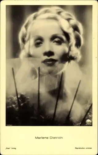 Ak Schauspielerin Marlene Dietrich, Portrait, Zopf, Fächer, Ross Verlag 7970/1