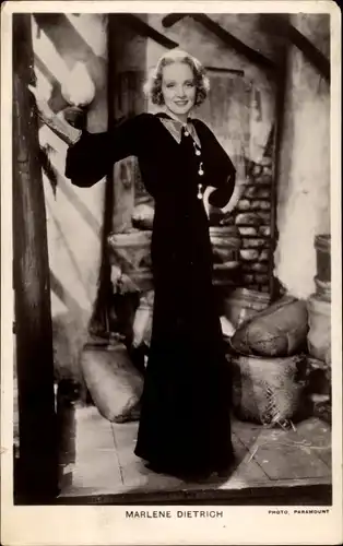 Ak Schauspielerin Marlene Dietrich, Portrait, Paramount