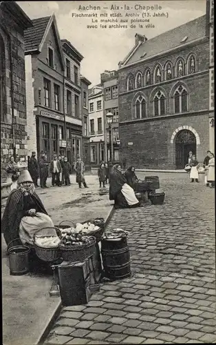 Ak Aachen in Nordrhein Westfalen, Fischmarkt mit städtischem Archiv, Markthändlerinnen
