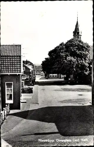 Ak Nieuwdorp, Dorpsplein, Gerf. Kerk