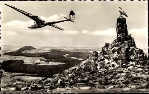 Ak Segelflugzeug Burgberg D 13 245 im Flug über der Rhön, Fliegerdenkmal auf der Wasserkuppe