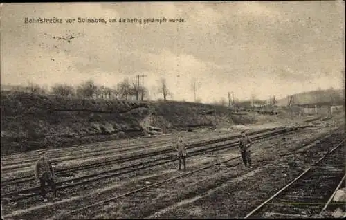 Ak Soissons Aisne, Bahnstrecke vor Soissons, Soldaten