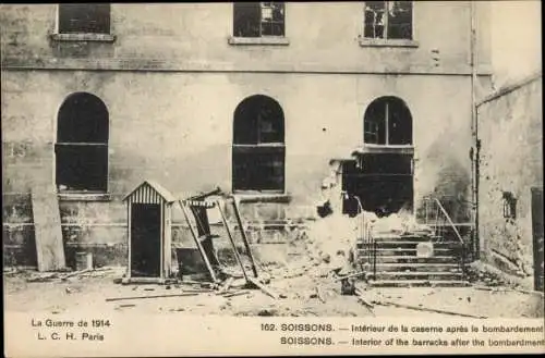 Ak Soissons Aisne, intérieur de la caserne après le Bombardement, 1. WK