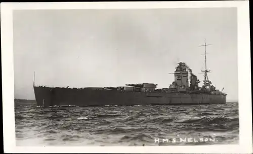 Foto Ak Britisches Kriegsschiff, HMS Nelson, Schlachtschiff, Flottendienst II. WK