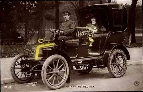 Ak Schauspielerin Marthe Regnier mit Chauffeur im Automobil