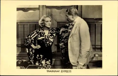 Ak Schauspieler Marlene Dietrich und Lawrence Grant, Shanghai Express, Filmszene