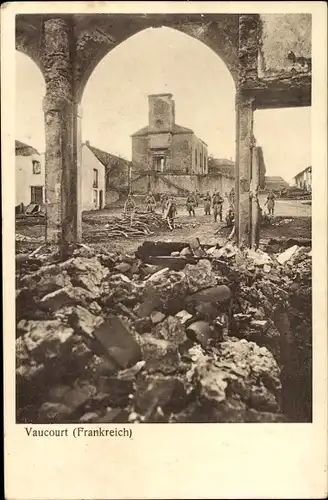 Ak Vaucourt Meurthe et Moselle, Soldaten stehen in dem vom Krieg zerstörten Ort, I.WK