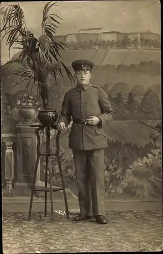 Foto Ak Bitche Bitsch Lothringen Moselle, Deutscher Soldat in Uniform, Blume, I. WK, Gemälde