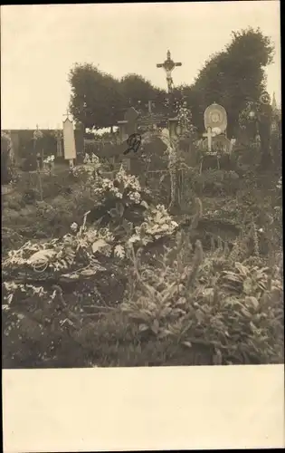 Foto Ak Vimy Pas de Calais, Soldatengräber, Kreuz, Friedhof, I. WK
