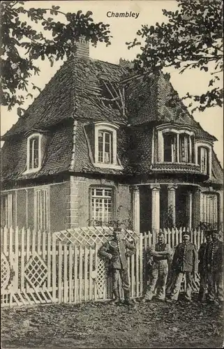 Ak Chambley Meurthe et Moselle, Deutsche Soldaten vor einem Haus, I. WK