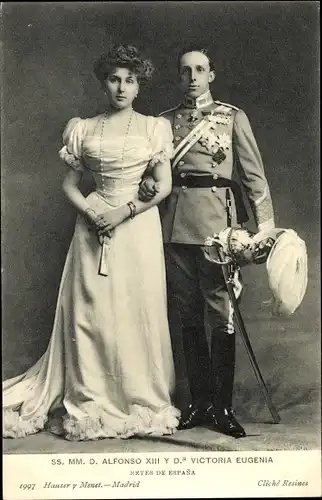 Ak König Alfons XIII. von Spanien, Victoria Eugénie von Battenberg, Portrait, Uniform, Orden
