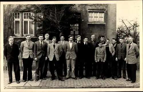 Foto Ak Nordenham in Niedersachsen, Männergruppe in Anzügen vor einem Gebäude