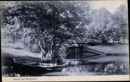 Ak Neumühle Neuruppin, Ufer mit Brücke und Ruderboot