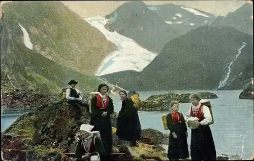 Ak Menschen in norwegischen Volkstrachten, Berglandschaft