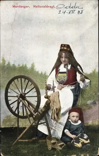 Ak Frau mit Kind in norwegischer Tracht, Spinnrad, Hardanger