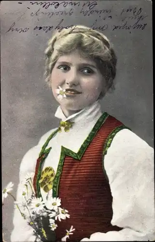 Ak Frau in norwegischer Tracht, Portrait, Blumen