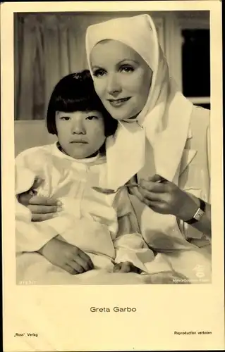 Ak Schauspielerin Greta Garbo, Portrait mit Kind, Krankenhaus