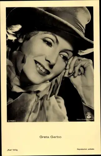 Ak Schauspielerin Greta Garbo, Portrait mit Hut