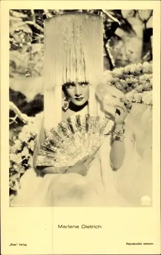 Ak Schauspielerin und Sängerin Marlene Dietrich, Portrait mit Fächer