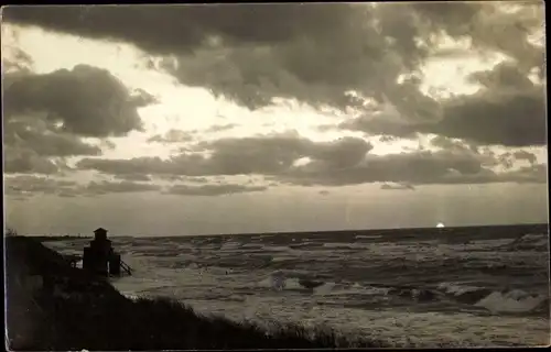 Foto Ak Unieście Nest Pommern, Abendstimmung am Strand